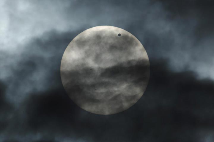 Overall view of Venus transit, centered sun.